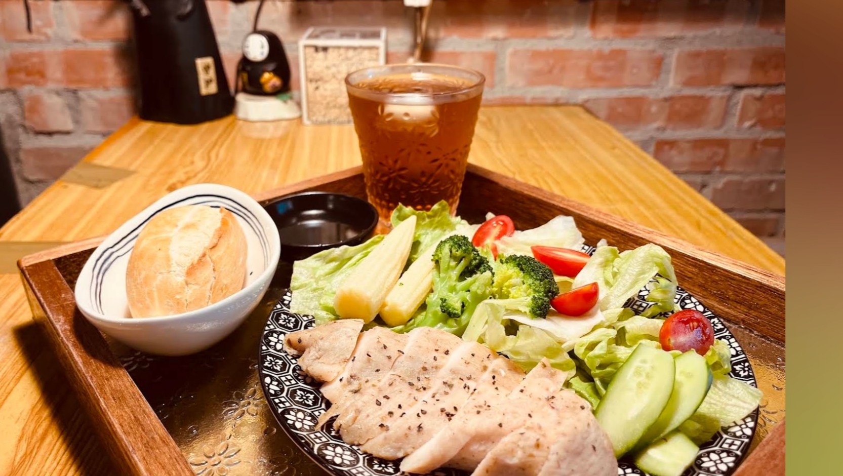 Chicken and garden salad lunch set