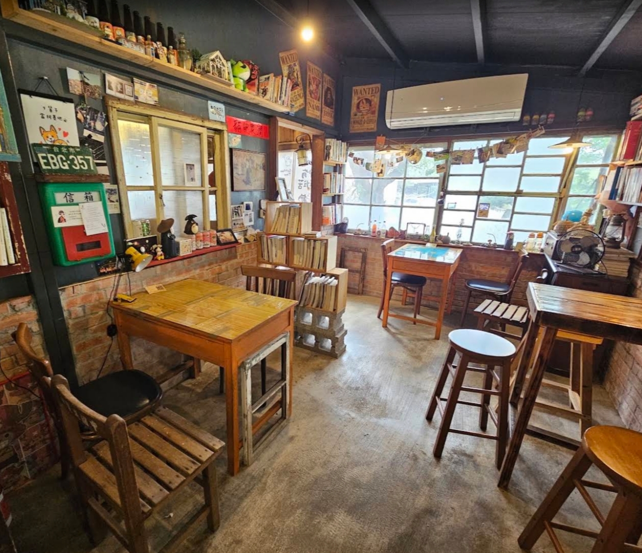 Book-filled reading room inside Kamon Café